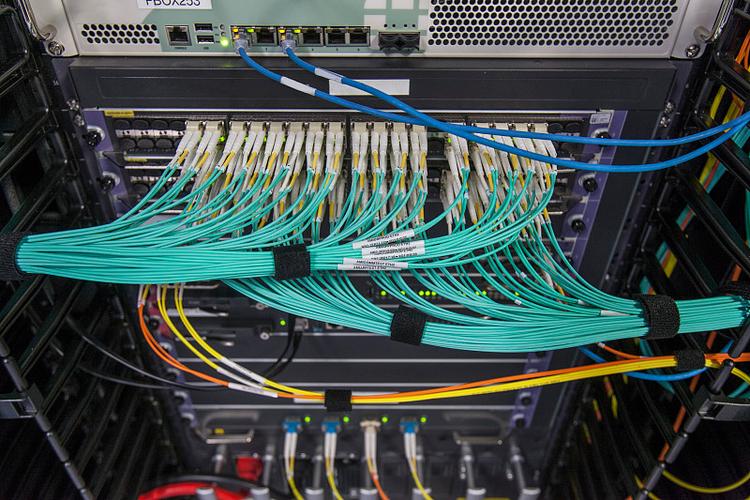 計(jì)算機(jī)電纜在動(dòng)漫設(shè)計(jì)中的視覺(jué)應(yīng)用與素材獲取